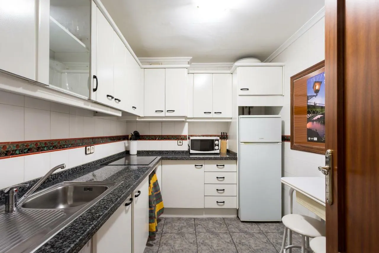 Holi-Rent Albareda Apartment Seville